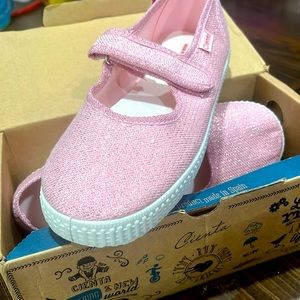 Sparkling metallic thread pink Cienta shoes. NWT, never worn, too small